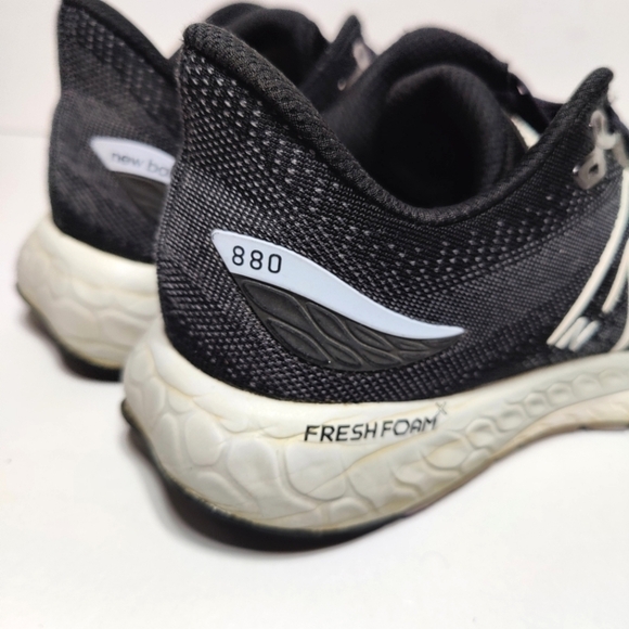 New Balance fresh foam 880 Women's Sneakers Black White Shoes Size 10 - Picture 8 of 10